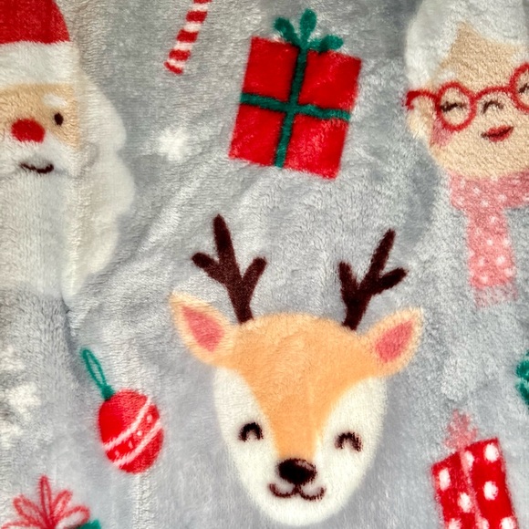 Mrs. Claus Santa & Reindeer Decorative Christmas Throw Blanket Gifts Smowflakes - Picture 6 of 15